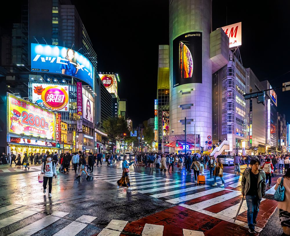 夜间的涩谷十字路口和周边街景